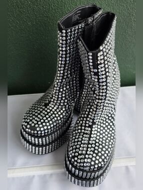 STEVE MADDEN Women's Black Rhinestone Platform Boots Sz 8 Needs Some Repair